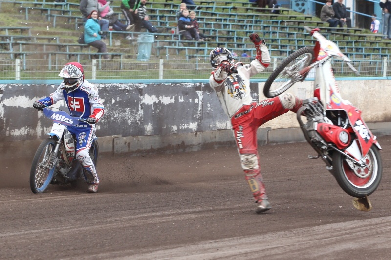 Jannik Klein pouští motocykl a pro Pavla Fišera přichází signál, aby se uklidil do bezpečí a stejně jako závodník vyvázl z incidentu se zdravou kůží