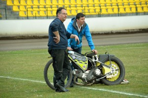 Tomáš Škurla a Pavel Ondrašík s poničeným motocyklem Michala Škurly