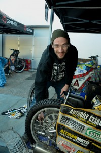 Patrik Linhart, aktré děsivého pádu z Chabařovic, při práci na motocyklu Romana Čejky minulý měsíc v Chemnitz