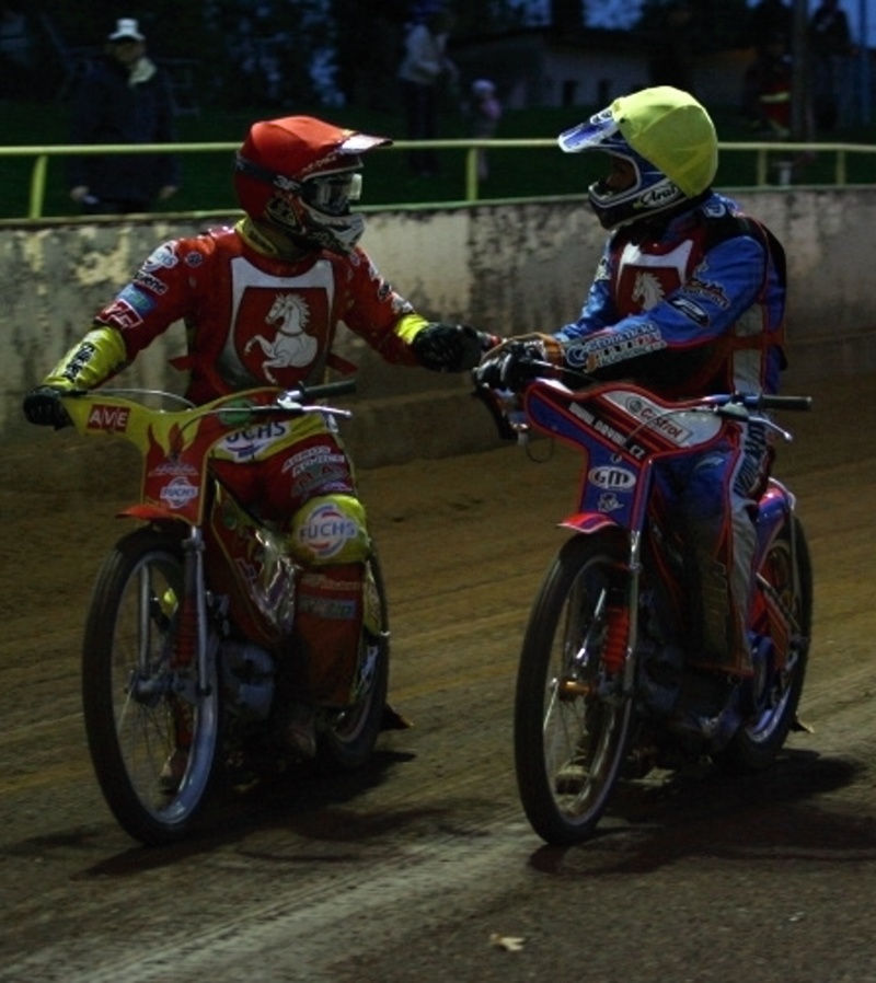 Václav Milík (červená) ve Mšeně v říjnu 2012 Lukáše Drymla odvedl v rozjezdu o titul
