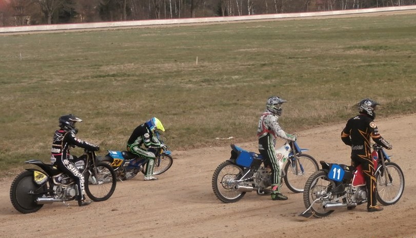 Josef Franc je ostřílený dlouhodrážní harcovník, ovšem Jan Holub, Hynek Štichauer a Martin Málek zkoušeli longtrack dnes poprvé