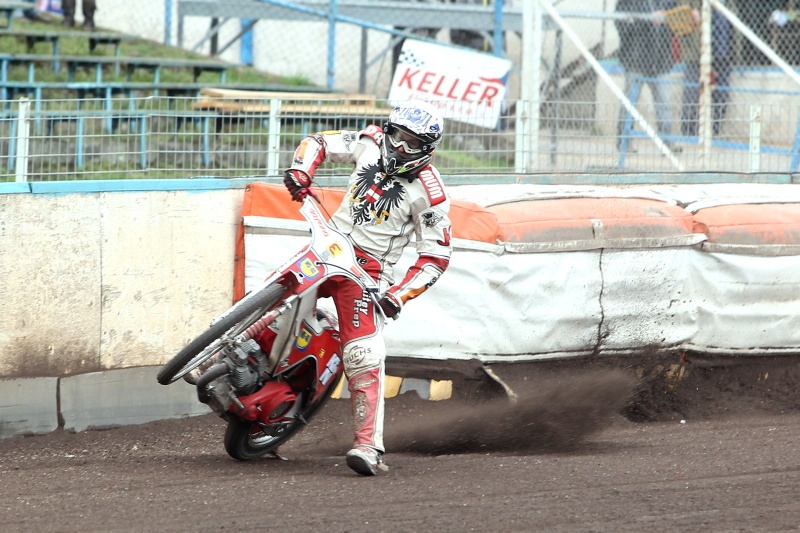 Jannik Klein marně krotí svůj motocykl