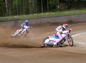 Patrik Mikel ujíždí Bartoszi Kibalovi