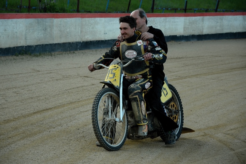 Na tandemu motocyklu svého syna Martina se veze Pavel Málek