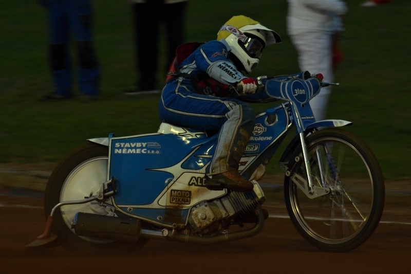 Logo nového sponzora se na předních dečkách motocyklů slánských závodníků objevilo již v Pardubicích, což předvádí Eduard Krčmář