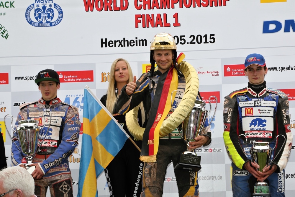 Dimitri Berge, Joonas Kylmäkorpi a Michael Härtel stojí na stupních vítězů
