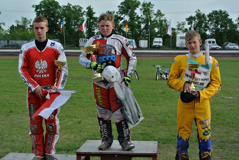 Marcin Turowski, Kyle Bickley a Wiliam Kruti stojí na stupních vítězů