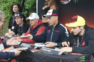 Jason Doyle, Jaroslaw Hampel, Nicki Pedersen a Václav Milík na autogramiádě před závodem