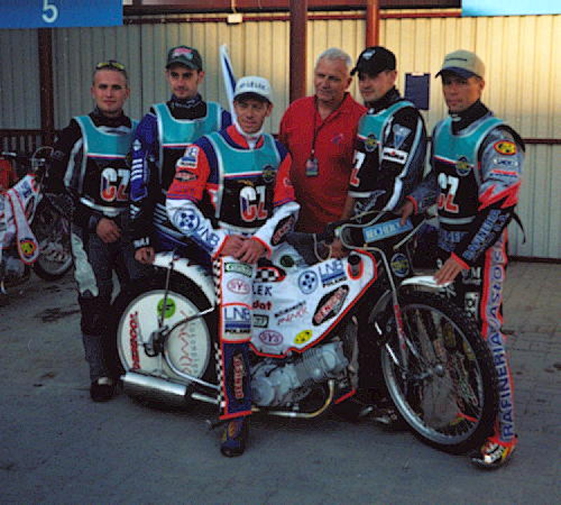 Světový šampionát se poprvé stylem světového poháru konal roku 2001 - v Gdaňsku se český tým objevil v sestavě Marián Jirout, Aleš Dryml, Antonín Kasper, Josef Laštovka, Michal Makovsý a Bohumil Brhel