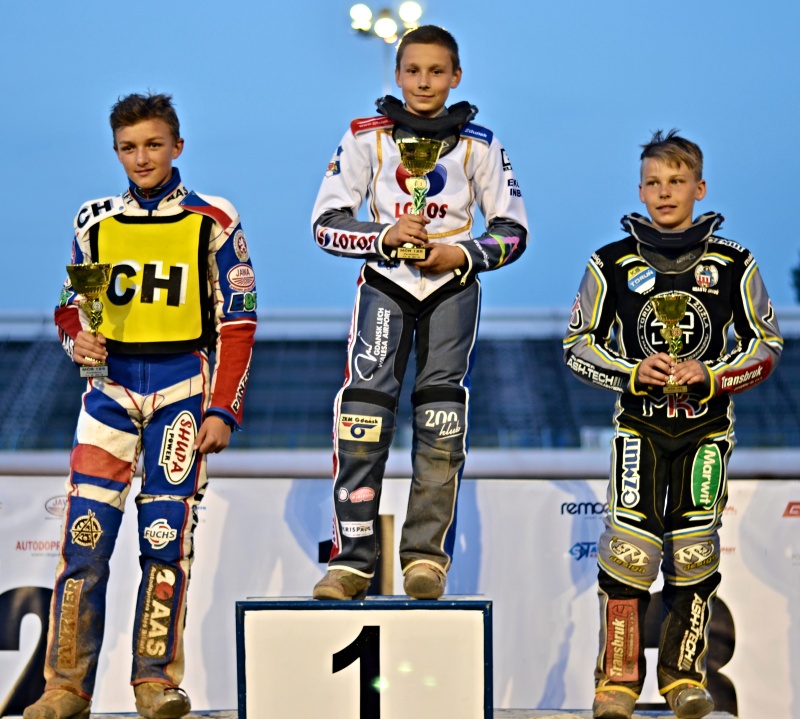 Filip Šifalda, Karol Zupinski a Denis Zielinski na stupních vítězů stopětadvacítek