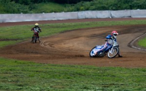 Sindy Weber - na snímku před Bruno Beláněm - v sedle motocyklu Petra Chlupáče