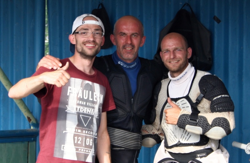 Patrik Linhart je stále nezničitelný element jako během své kariéry - v týdnu si při pádu z kola poranil obratle, což mu ovšem nezabránilo ve výletu do Březolup a pomáhání Jaroslavu Petrákovi, který se spolu s Tomášem Suchánkem stal hlavním aktérem pardubické výhry