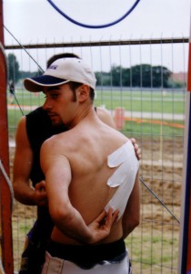 Ani poškozené rameno nezabránilo Aleši Drymlovi v Peterborough roku 2002