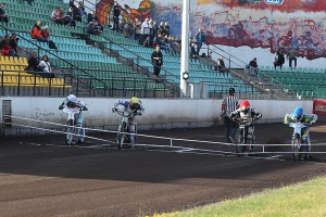 Jan Holub (žlutá) v rozjížďce s číslem dvě skončil v pásce - spolu s ním jsou na roštu Aleš Dryml (bílá), Josef Franc (červená) a Adrian Miedzinski (modrá)