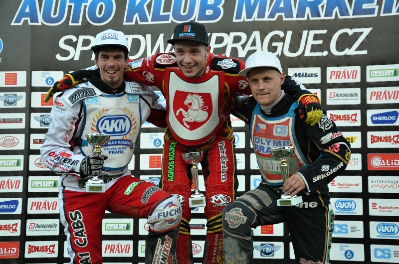 Matěj Kůs, Václav Milík a Josef Franc stojí na stupních vítězů