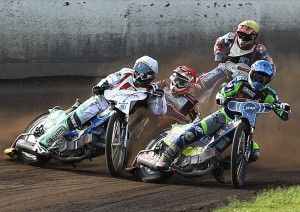 Zdeněk Holub (červená) nemá za zády Aleše Drymla (bílá) a Adriana Miedzinskeho (modrá) místa nazbyt a padá před zraky Jaroslava Petráka (žlutá)