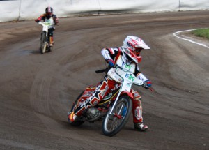Michal Baštecký vodí za sebou Adama Pajkra, který motocykl nakonec v rozjížďce s číslem dvě roztlačil