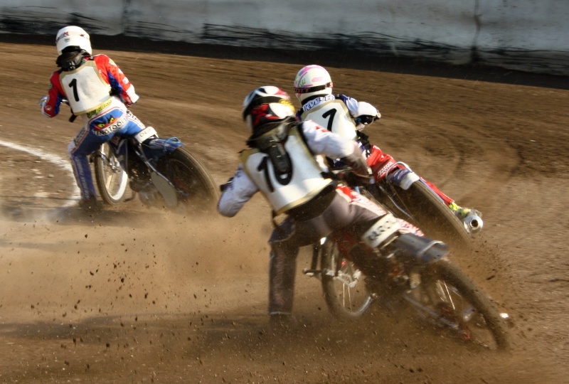Petr Chlupáč najíždí do druhého okruhu finále Ceny vydavatele magazínu speedwayA-Z jako první před Janem Kvěchem a Karolem Zupinskim