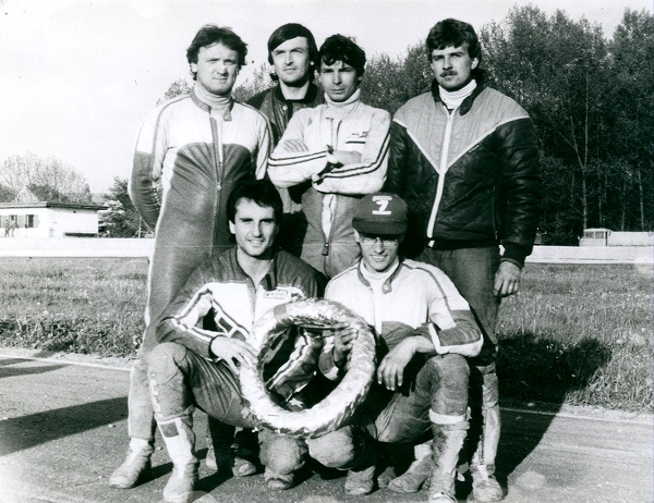 Alexander Kopecký s liberecým týmem po prvoligovém závodě v Chabařovicích v roce 1989