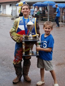 S mladším bratrem a trofejemi z Olchingu