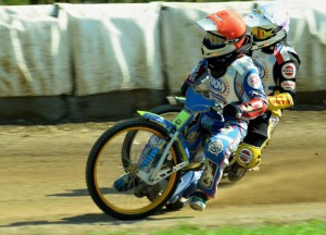 Ondřej Smetana (červená) před sebe Michala Škurlu nepustil