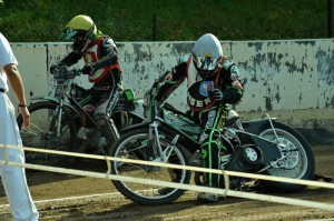 Jan Holub (bílá) u startu s Tomášem Suchánkem