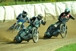 Jan Holub (žlutá) odstartoval na Tomáše Suchánka (modrá) a Ondřeje Smetanu (bílá)