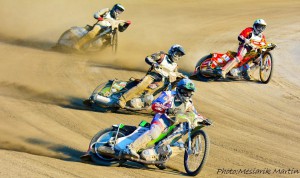 Tomáš Suchánek jede před přerušením opravy před Martinem Málkem, Marcelem Kajzerem a Stanislavem Mělničukem