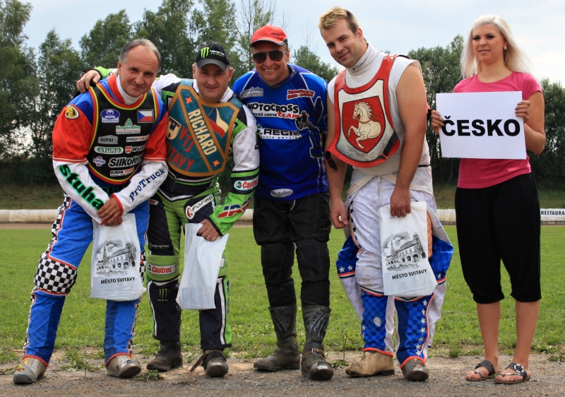 Česká ekipa na nástupu: zleva Karel Kadlec, Richard Berger, Dan Macl a Luboš Velinský