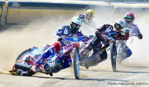 Martin Vaculík (zelená) míří za svým prvním triumfem před Fritzem Wallnerem (bílá), Tomášem Suchánkem (červená) a Nicolasem Vicentinem (žlutá)