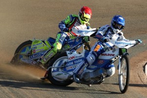 Nicki Pedersen míří za prvním triumfem večera před zraky Krzysztofa Kasprzaka