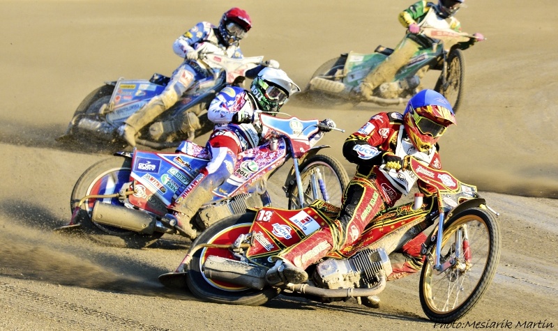 Václav Milík vede ve finále před Martinem Vaculíkem a Jakubem Jamrogem