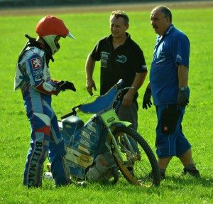 Radek Smetana a Stanislav Stehlík přišli naproti Ondřeji Smetanovi, jenž zůstal stát s prázdnou pneumatikou