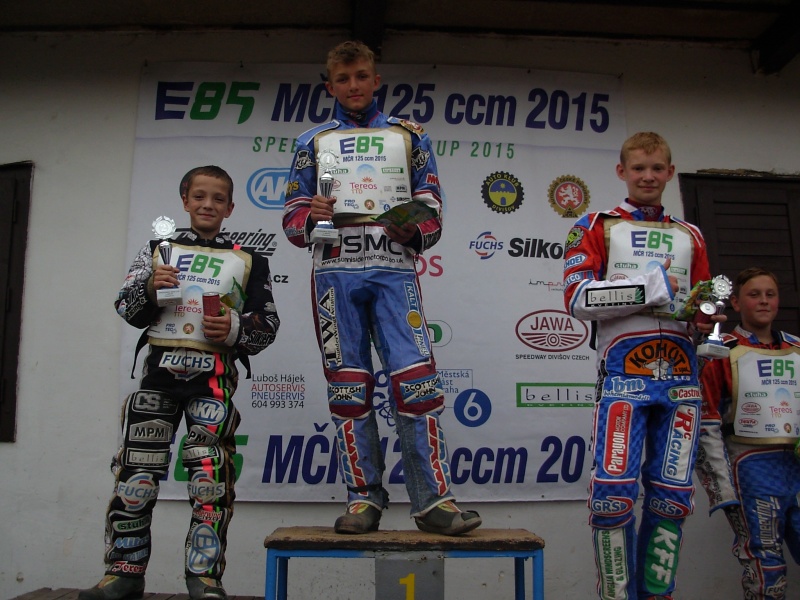 Na stupních vítězů stojí Pavel Kuchař, Filip Šifalda, Petr Chlupáč a vedle nich Daniel Šilhán, který o ně přišel v rozjezdu