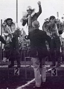 Miloslav Verner, Ole Olsen a Vladimir Gordějev stojí na pódiu Zlaté přilby 1970