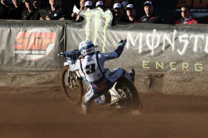 Nicki Pedersen už předtím upadl v rozjížďce s číslem šest