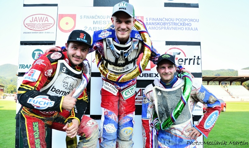 Václav Milík, Martin Vaculík a Tomáš Suchánek stojí na stupních vítězů