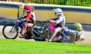 Začátek smůly Jana Holuba - pád za zády Marcela Kajzera (červená) a Patrika Búriho (bílá)