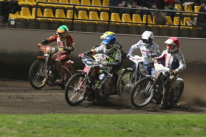 Finále: Przemyslaw Pawlicki (modrá) letí před Václava Milíka (zelená), Martina Smolinskeho (žlutá), Nicki Pedersena (bílá) a Renata Gafurova (červená)