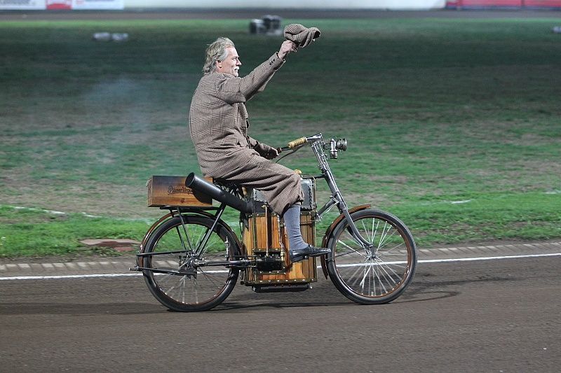 Bohatý doprovodný program zahrnoval taktéž ukázku repliky parního motocyklu podle Američana Sylvestra Ropera z roku 1894