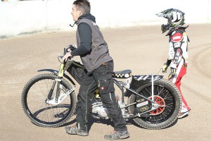 Bývalý dlouhodrážní reprezentant Stefan Bachhuber odváží motocykl svého syna Erika