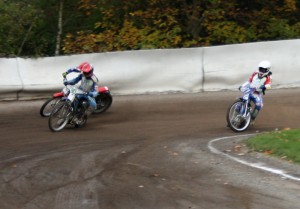 Václav Kvěch letí do čela finále A před Lukáše VIntera (vlevo) a Petra Chlupáče