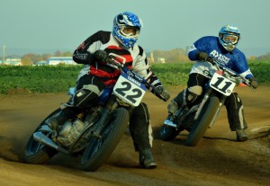 Ve finále flat tracku vede Petr Hloušek před svým bratrem Michalem