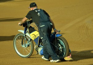 Technické problémy Josefa Nováka přinutily Martina Kratochvíla odtlačit Pardubčanův motocykl ještě před startem první jízdy