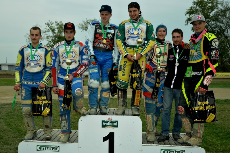 Ondřej Smetana, Michal Škurla, Eduard Krčmář, Zdeněk Holub, Patrik Mikel s Martinem Málkem a Kryštof Rybář stojí na stupních vítězů