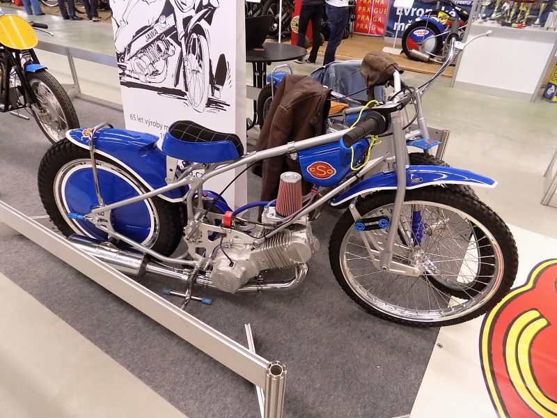 Slavné log na nádrži současného motocyklu