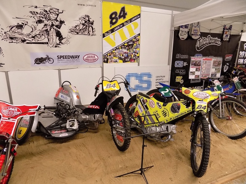 Stánek divišovské Jawy nabízí nejen motocykl Martina Smolinskeho, ale i plochodrážní sajdkár