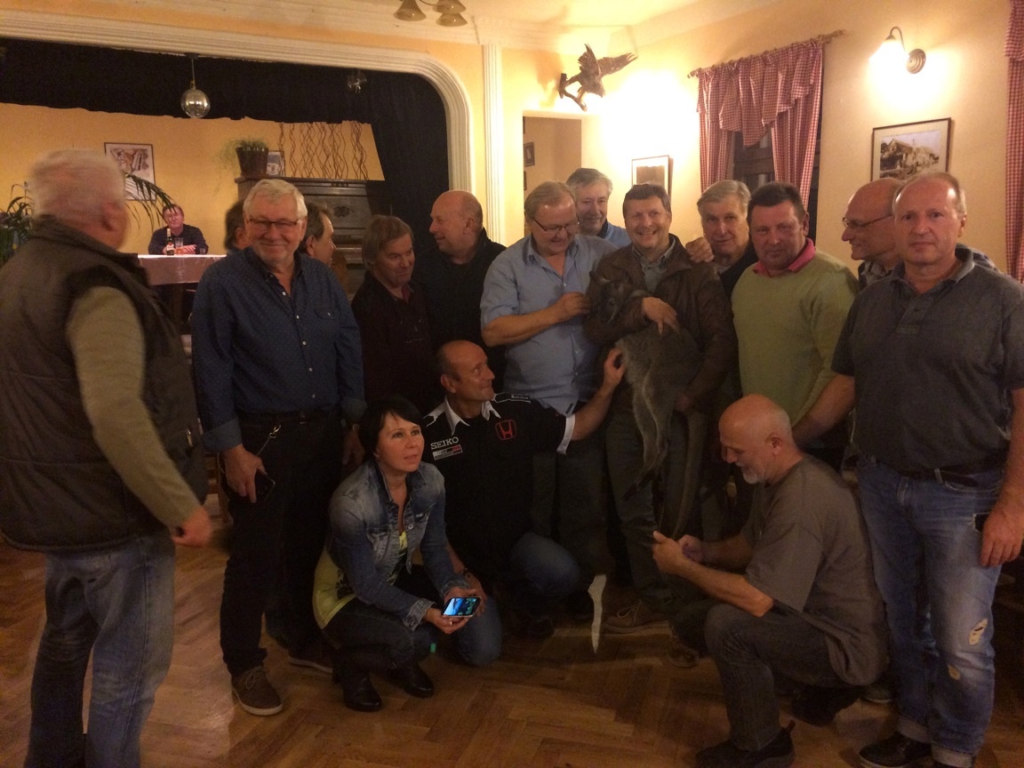 Klokan v náručí Stanislava Urbana obklopený bývalými závodníky RH Praha