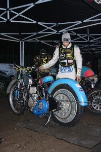 Hynek Štichauer v improvizovaném depu s motocyklem s obrovskou rozetou