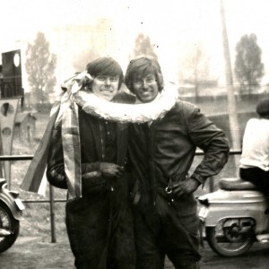 Z prvního věnce Jána Danihela má v květnu 1972 radost i jeho starší bratr Ivan (vpravo)